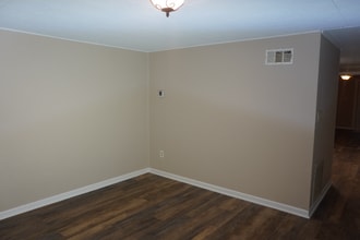 7956 Eastdale Rd in Baltimore, MD - Foto de edificio - Building Photo