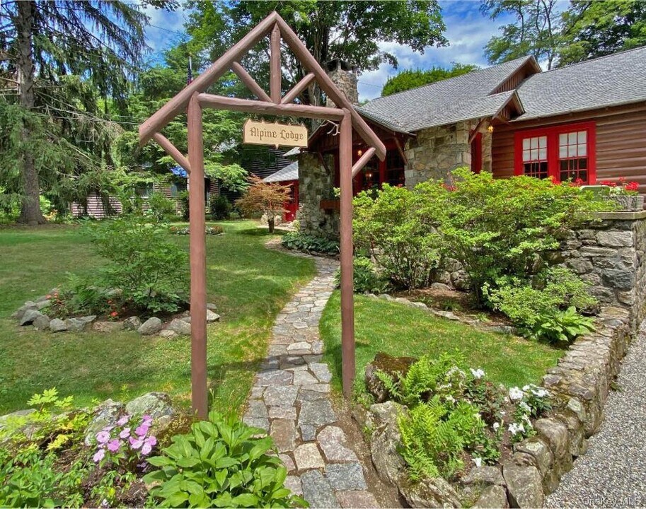 6 Alpine Rd in Cold Spring, NY - Building Photo