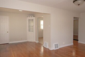 10131 Cabot Dr in St. Louis, MO - Building Photo - Building Photo