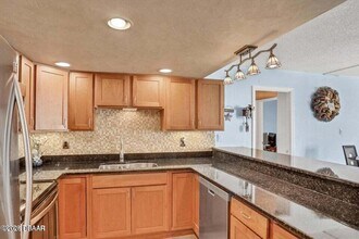 2947 S Atlantic Ave in Daytona Beach Shores, FL - Foto de edificio - Building Photo