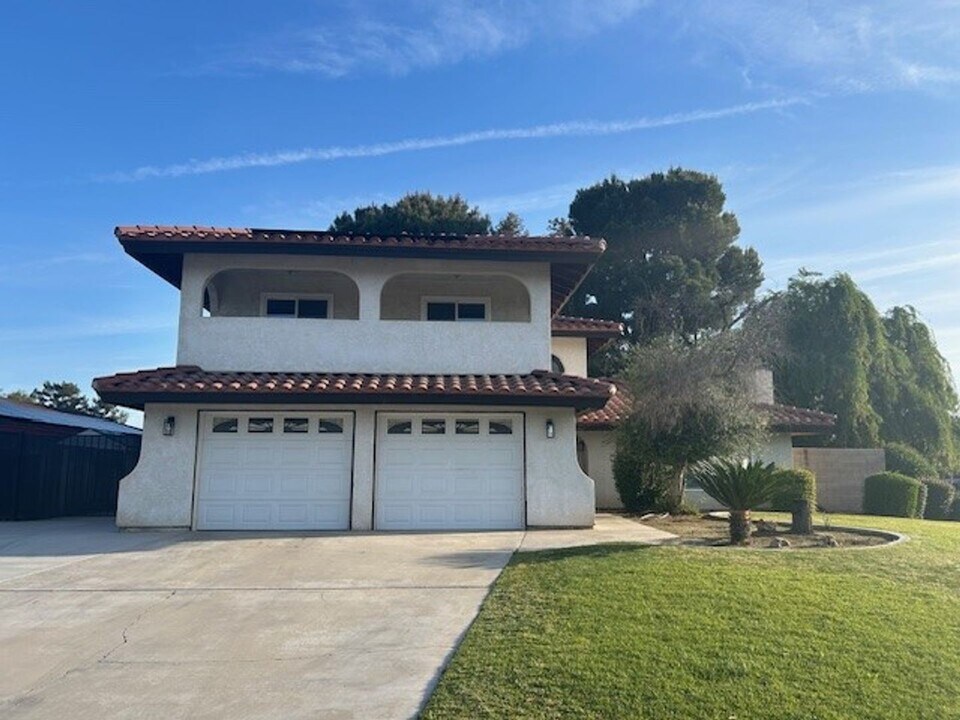 9400 Hemingway Pl in Bakersfield, CA - Building Photo