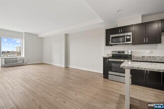 69 Main St in Fort Lee, NJ - Foto de edificio - Building Photo