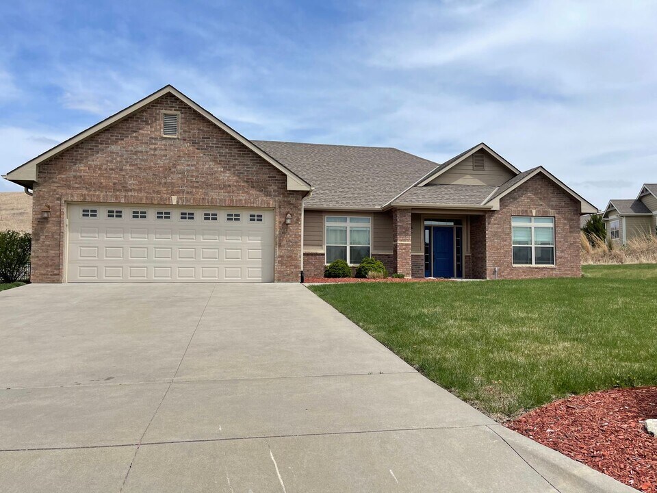 2732 Tobacco Rd in Manhattan, KS - Building Photo