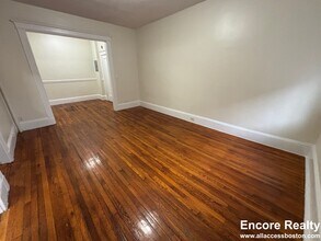1348 Commonwealth Ave, Unit 18 in Boston, MA - Foto de edificio - Building Photo
