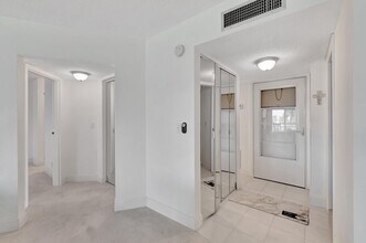 3590 Via Poinciana in Greenacres, FL - Building Photo - Building Photo