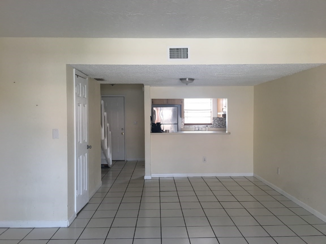 2261 W 53rd St in Hialeah, FL - Building Photo - Building Photo