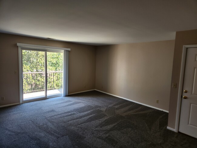 5012 Russell St, Unit 5014 Russell #2 in Midland, MI - Foto de edificio - Building Photo