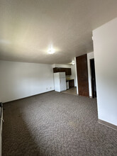 320 Oak Ave N, Unit 204 in Thief River Falls, MN - Building Photo - Building Photo