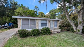 1 SE Drew Rd in Belleview, FL - Building Photo