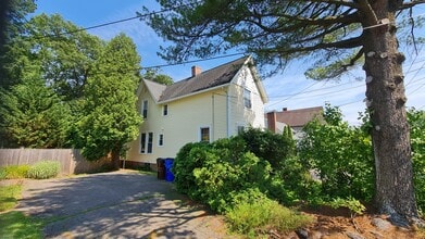 210 Raymond Rd, Unit 1 in West Hartford, CT - Foto de edificio - Building Photo