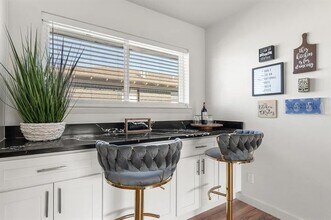 4811 Live Oak St-Unit -102 in Dallas, TX - Foto de edificio - Building Photo