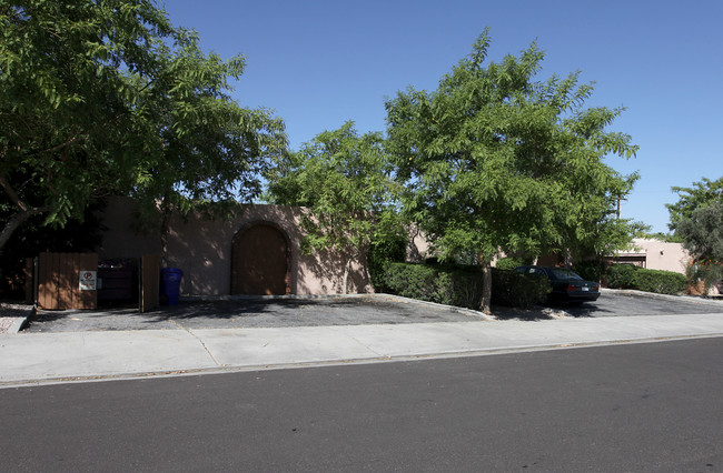 556 E Chuckwalla Rd in Palm Springs, CA - Foto de edificio - Building Photo