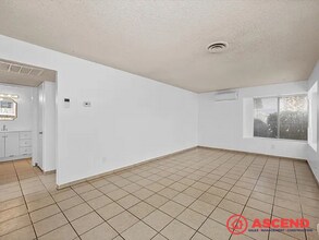 205 Universe Ave-Unit -205 Universe Ave #B in Bakersfield, CA - Building Photo - Building Photo
