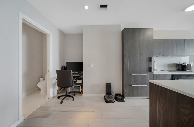 68 SE 6th St, Unit 1605 in Miami, FL - Building Photo - Building Photo