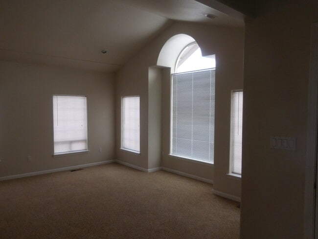 1009 NW Eagle Ct in Madras, OR - Building Photo - Building Photo