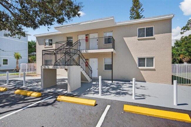 1771 Russell St S in St. Petersburg, FL - Foto de edificio - Building Photo