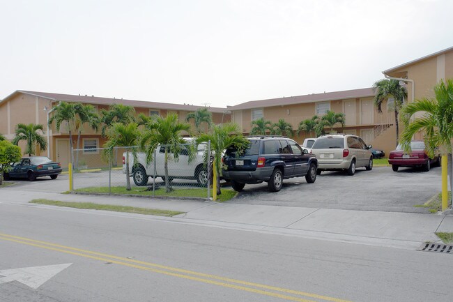 5201 W 52nd Ave in Hialeah, FL - Building Photo - Building Photo