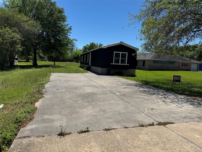 1915 W Sealy St in Alvin, TX - Building Photo - Building Photo