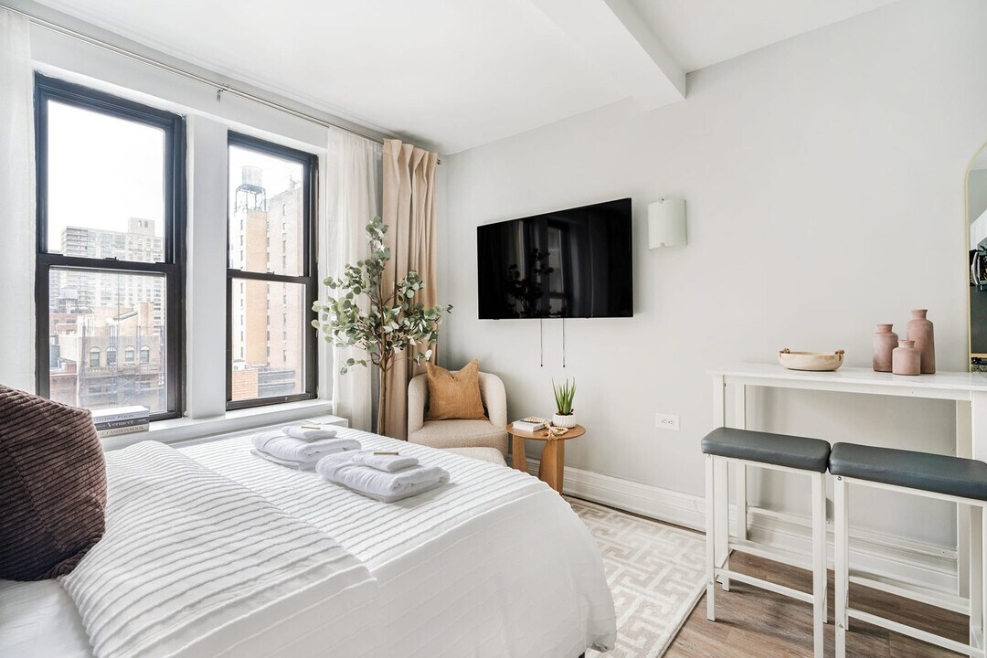 240 W 73rd St in New York, NY - Building Photo