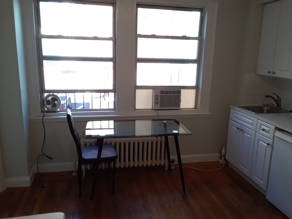 321 E 43rd St in New York, NY - Building Photo