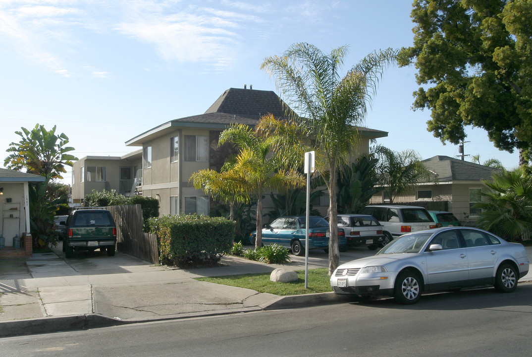 1361 Felspar St in San Diego, CA - Foto de edificio