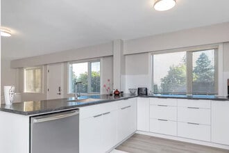 2050 27th St in West Vancouver, BC - Building Photo - Building Photo