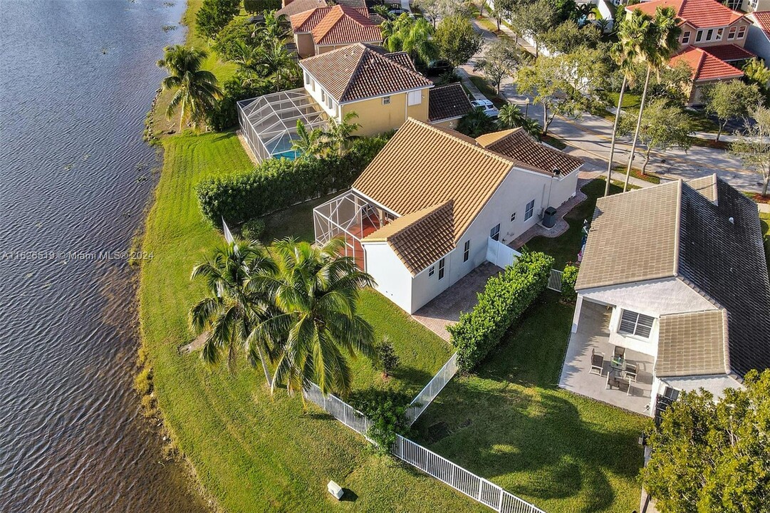 953 Falling Water Rd in Weston, FL - Building Photo