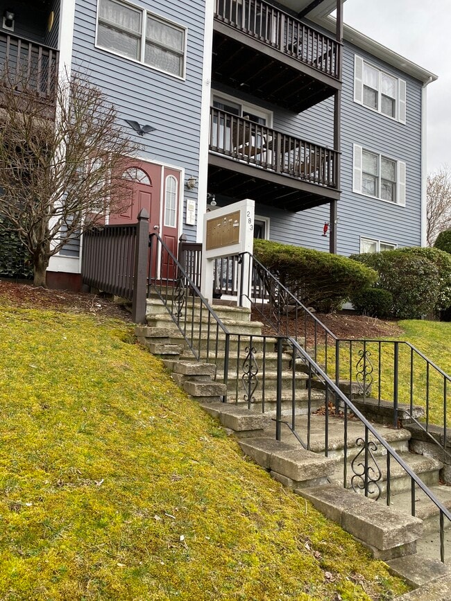 283 Privilege St, Unit 3 in Woonsocket, RI - Foto de edificio - Building Photo