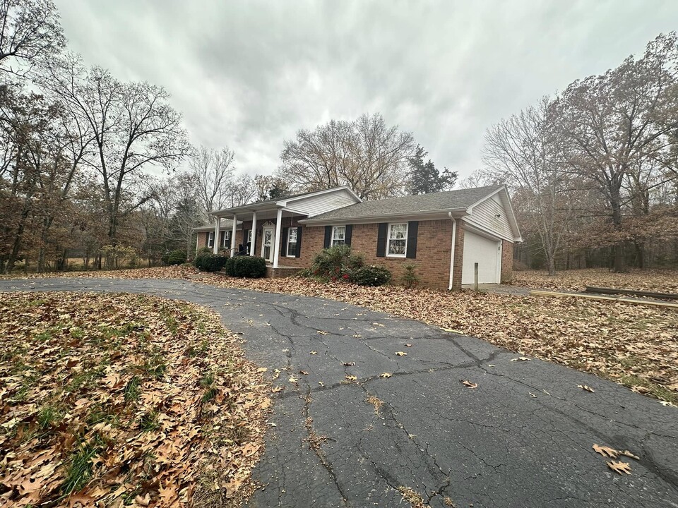 787 Clarks Store Sinking Fork Rd in Cerulean, KY - Building Photo