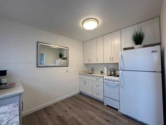 116 SE 9th Ct-Unit -1 in Hallandale Beach, FL - Building Photo - Building Photo