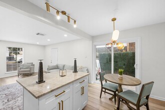 2012 Brun St in Houston, TX - Building Photo - Building Photo