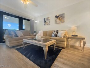 600 Neapolitan Way in Naples, FL - Building Photo - Building Photo