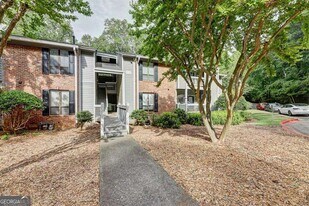 529 Warm Springs Cir in Roswell, GA - Building Photo