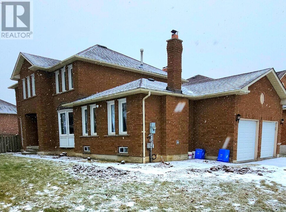 11 Foster Crescent in Whitby, ON - Building Photo