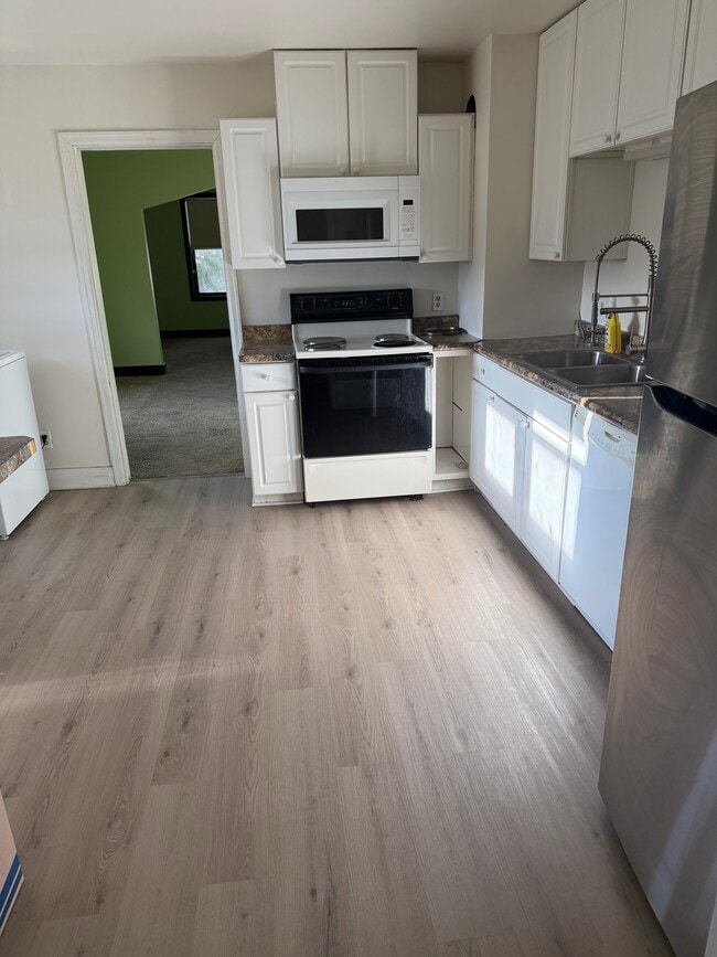 604 Millersville Ave, Unit A in Howards Grove, WI - Foto de edificio - Building Photo