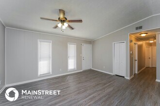 7710 Dominique Dr in Louisville, KY - Foto de edificio - Building Photo