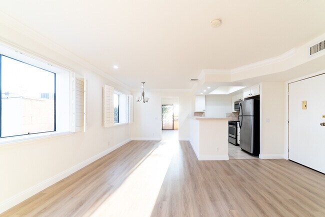 property at 1510 S Barrington Ave