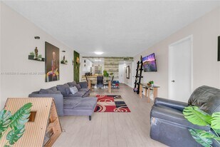 9410 Poinciana Pl, Unit 206 in Davie, FL - Building Photo