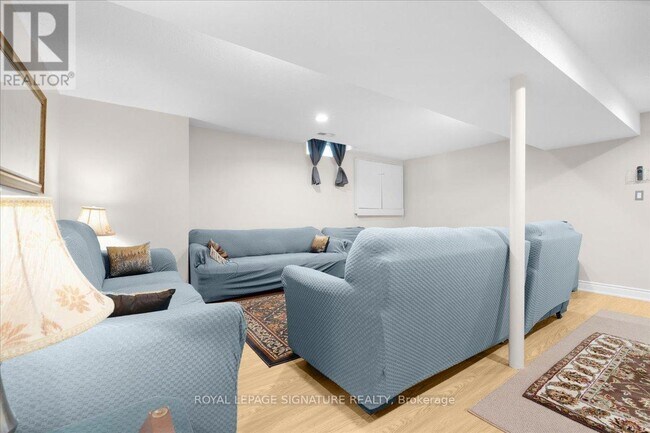 5401 Glen Erin Dr in Mississauga, ON - Building Photo - Building Photo