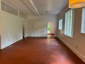 1490-1494 Beaver Meadow Rd in Norwich, VT - Foto de edificio - Building Photo