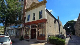 906 S 5th St in Milwaukee, WI - Building Photo