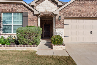 1060 Pinnacle Breeze Dr in Haslet, TX - Building Photo - Building Photo