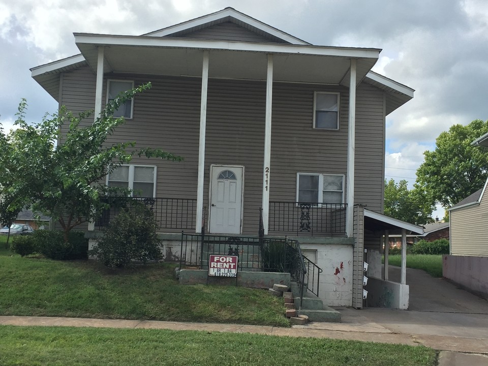 2111 Lincoln Ave in Granite City, IL - Foto de edificio