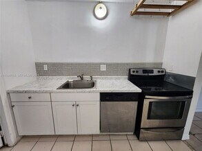 16311 SW 102nd Ct in Miami, FL - Foto de edificio - Building Photo