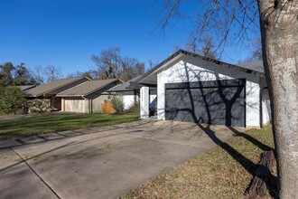 12123 Robin Ridge Ln in Austin, TX - Building Photo - Building Photo