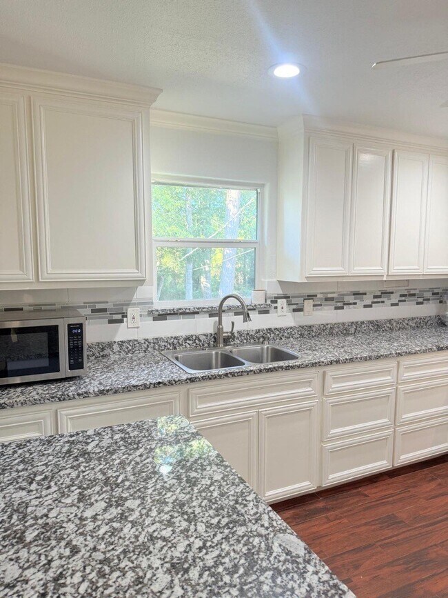 304 Jill Ave in Conroe, TX - Building Photo - Building Photo