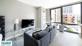 4611 N Broadway in Chicago, IL - Building Photo