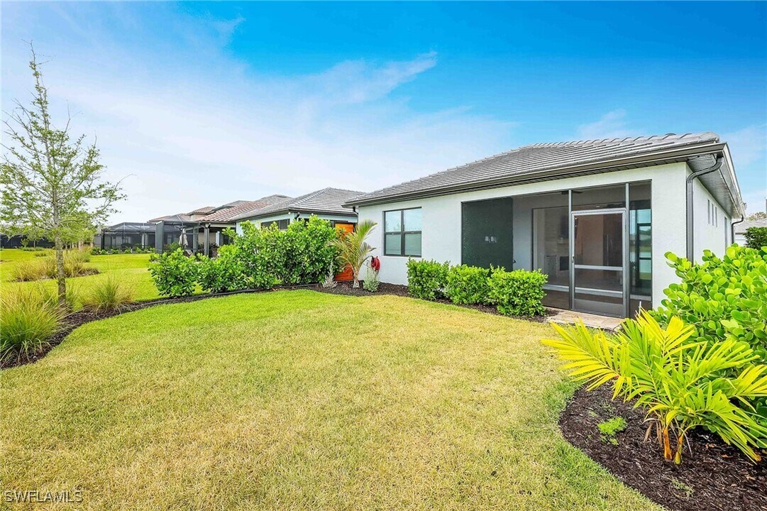 2179 Yellowfin Cir in Naples, FL - Building Photo
