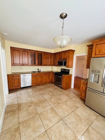 131 Berry Hill Rd in Oyster Bay, NY - Building Photo - Building Photo