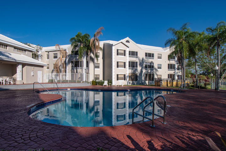 2820 N Oakland Forest Dr, Unit 307 in Oakland Park, FL - Building Photo